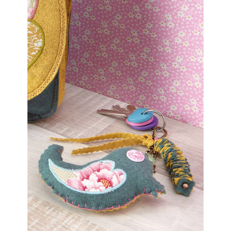 Modèles couture – Panoplie Seventies, sac besace rétro et porte-clés