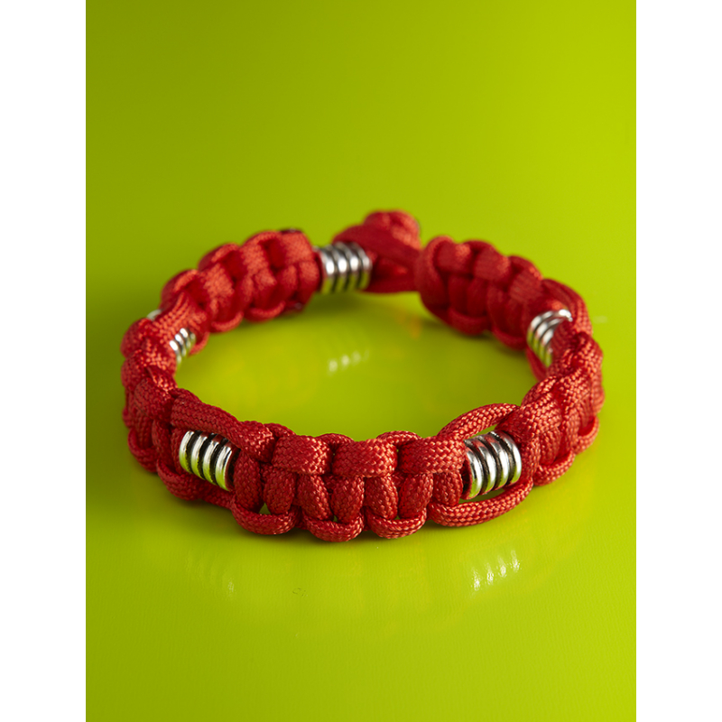 Bracelet rouge avec perles en métal  - 1