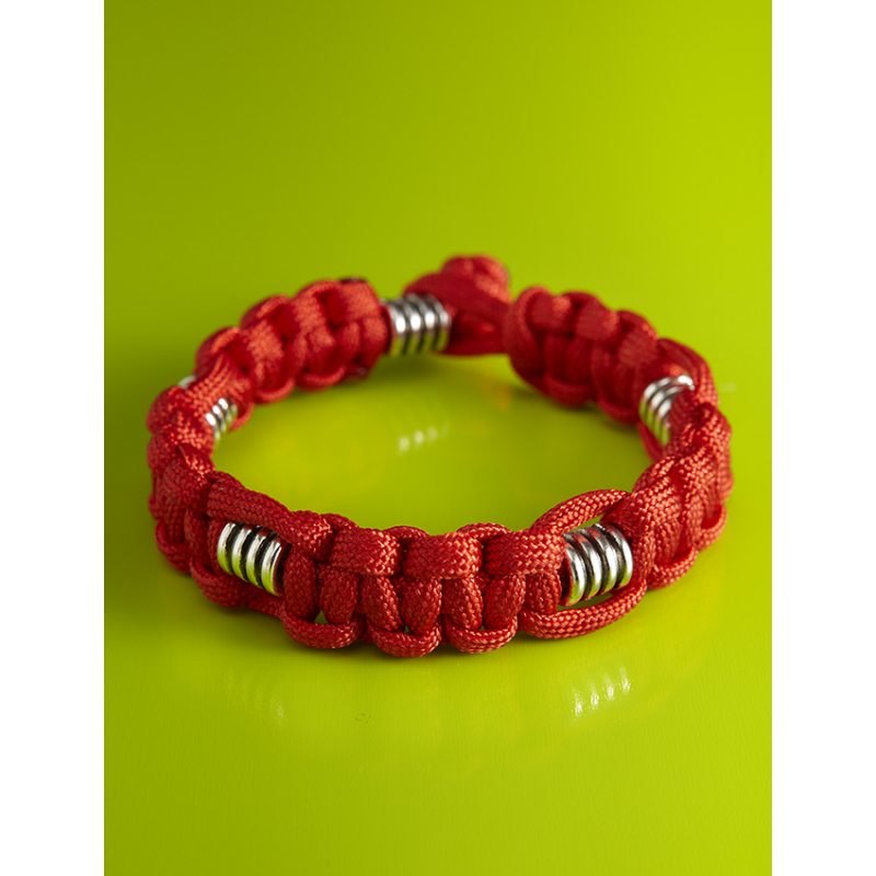 Bracelet rouge avec perles en métal Modèles