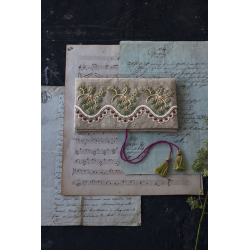 Motifs anciens en broderie traditionnelle & ruban Broderie Motifs anciens en broderie traditionnelle & ruban Broderie