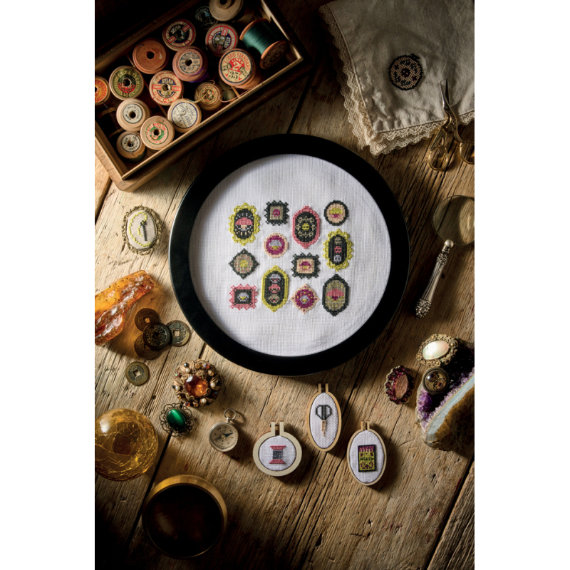 Cabinet de curiosités au point de croix Livre Broderie
