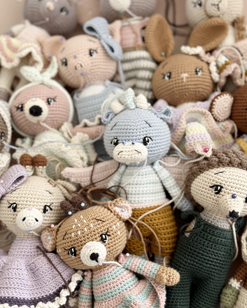 Collection de personnages et animaux amigurumi crochetés à la main aux couleurs pastel, créations artisanales kawaii idéales pour crochet DIY, peluches faites main, loisirs créatifs et univers enfantin handmade