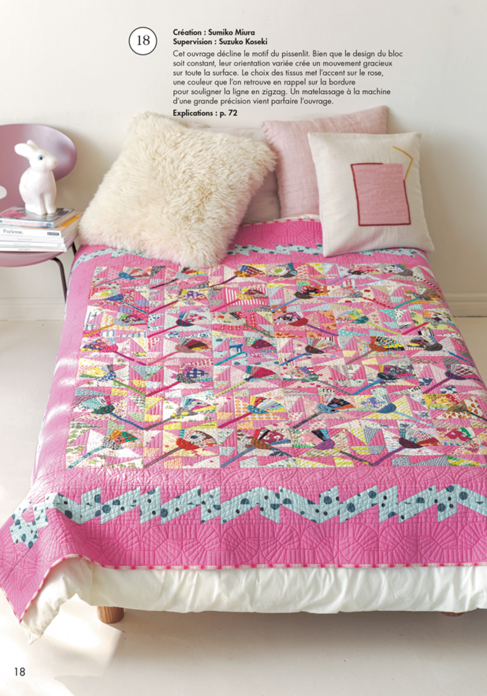 Plaid patchwork rose aux motifs géométriques colorés disposé sur un lit avec coussins décoratifs, création textile artisanale idéale pour quilting DIY, patchwork moderne, décoration de chambre et couture créative faite main.