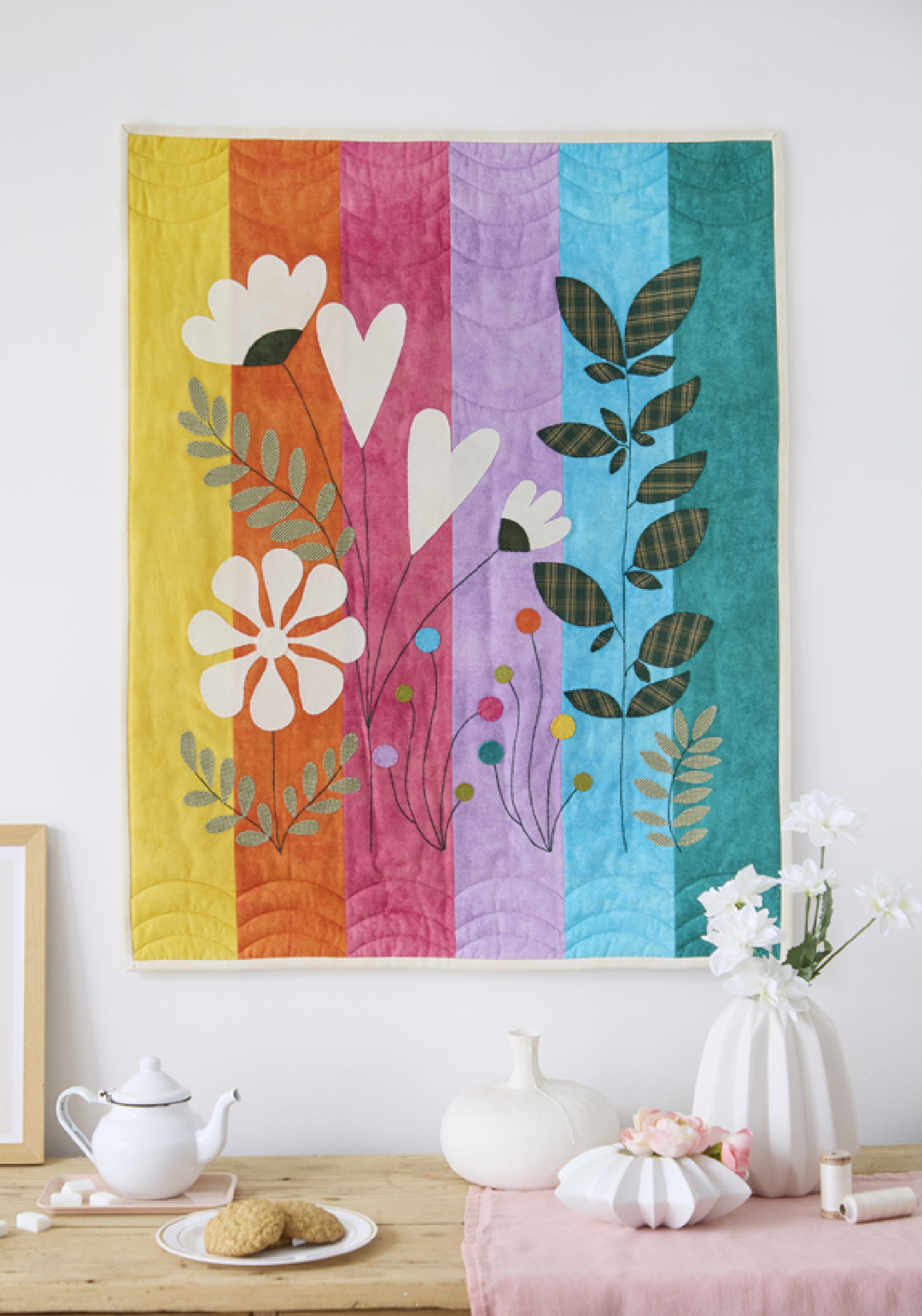 Tenture murale patchwork colorée avec motifs floraux et rayures arc-en-ciel, décoration textile artisanale idéale pour quilting DIY, décoration intérieure bohème et loisirs créatifs couture