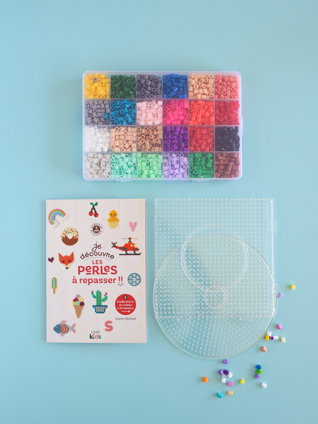 Kit pour découvrir les perles à repasser avec perles multicolores, plaques transparentes et livre explicatif proposant des modèles créatifs à réaliser.