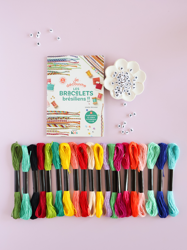 Kit pour découvrir les bracelets brésiliens avec fils de coton multicolores, perles alphabet et livre explicatif pour réaliser des bracelets d’amitié colorés.