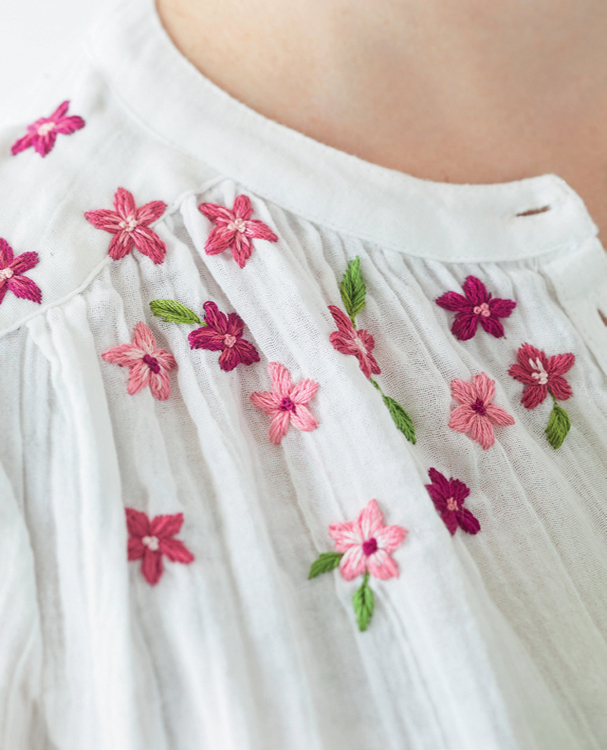 Apprendre la broderie en 10 leçons : la blouse fleurie