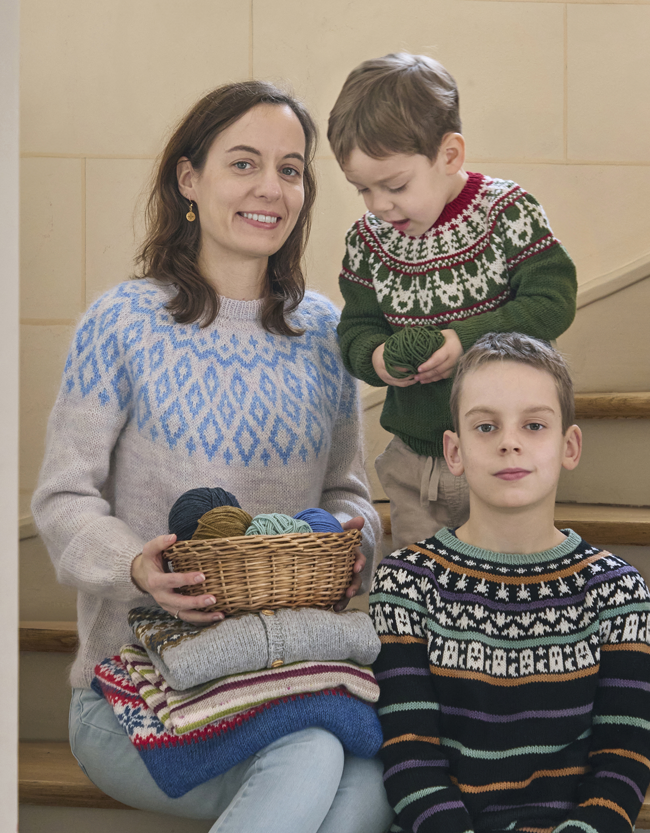 Alice Gerfault avec ses enfants portant des pulls en tricot jacquard aux motifs et coloris variés.