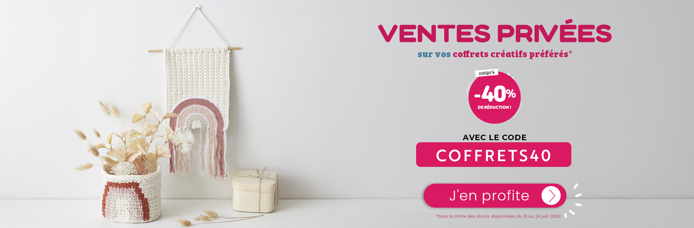Bannière promotionnelle annonçant des ventes privées sur des coffrets créatifs avec jusqu’à 40 % de réduction, illustrée par une décoration en macramé et crochet aux tons naturels, idéale pour loisirs créatifs, DIY, crochet, tricot et cadeaux créatifs.
