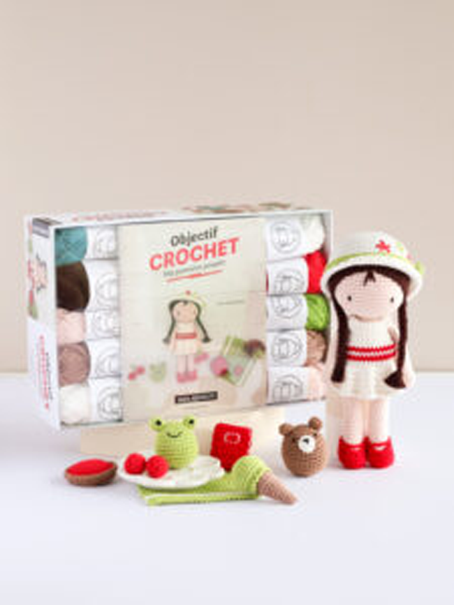 Coffret créatif « Objectif Crochet » avec poupée amigurumi et accessoires crochetés miniatures, idéal pour crochet DIY, loisirs créatifs, kit débutant et créations faites main kawaii