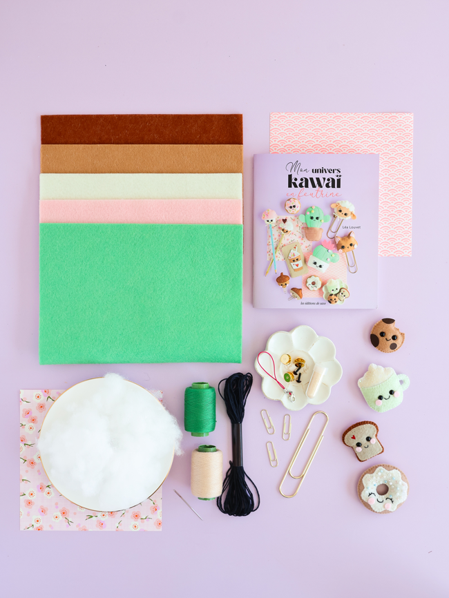 Kit de couture créative Kawaii avec tissus aux couleurs pastel, fils, aiguilles, rembourrage, accessoires et livret explicatif pour réaliser de petites créations kawaii.