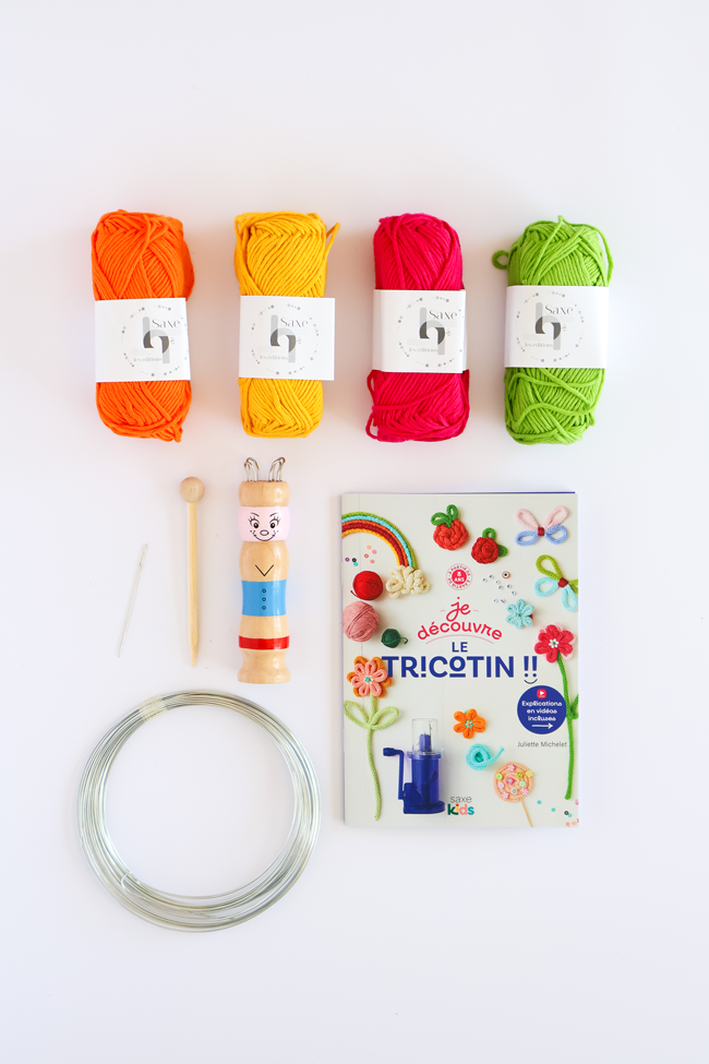 Kit pour découvrir le tricotin avec pelotes de laine aux couleurs pastel, tricotin en bois, fil métallique et livret explicatif pour réaliser des créations décoratives.