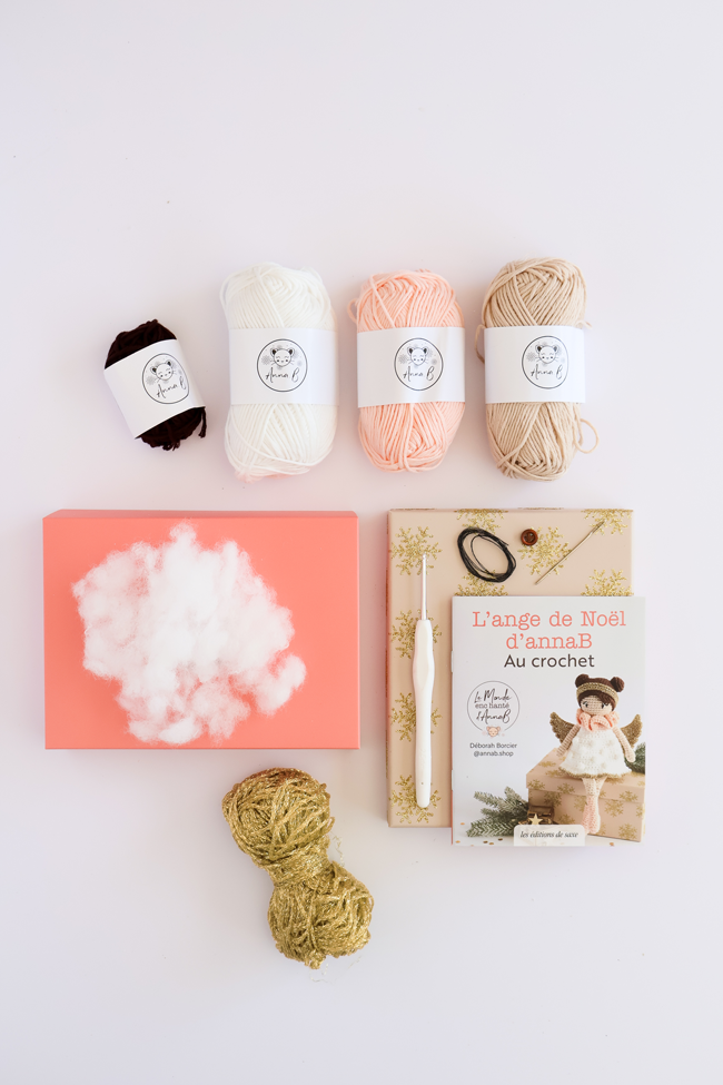 Kit crochet L’ange de Noël d’AnnaB avec pelotes de coton, fil doré, rembourrage, crochet et livret explicatif pour réaliser un ange de Noël au crochet.