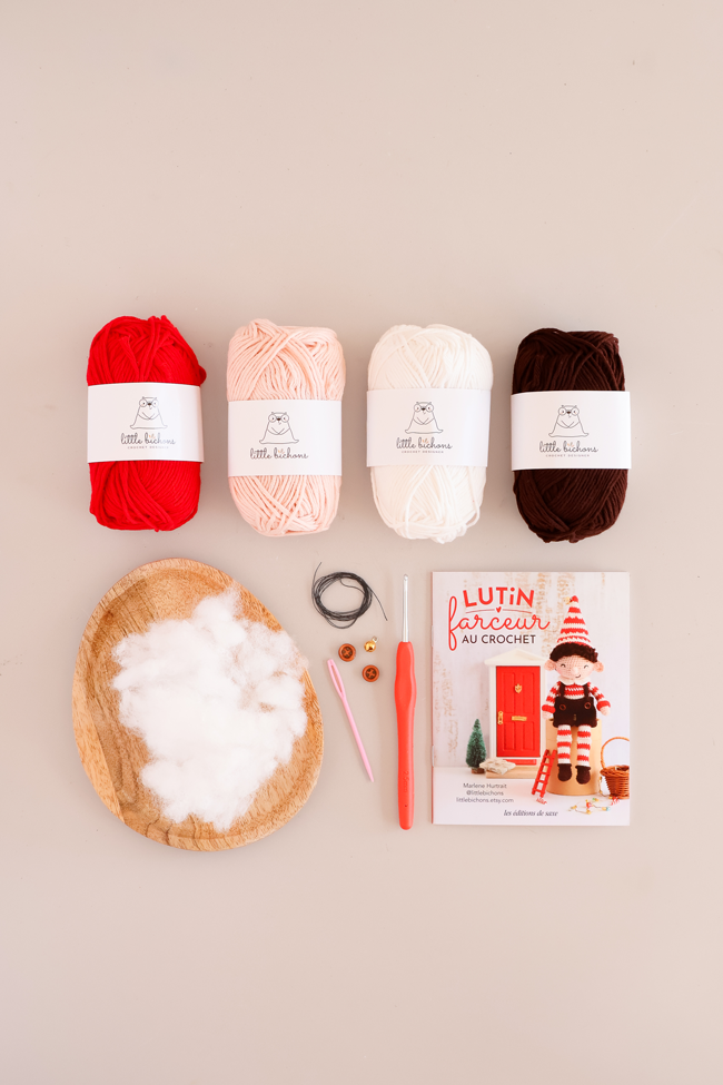 Kit crochet Lutin farceur avec pelotes de coton, crochet, rembourrage et livret explicatif pour réaliser un lutin de Noël au crochet.
