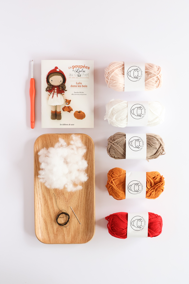 Kit crochet Ma poupée Lulu dans les bois avec pelotes de coton, crochet, rembourrage et livret explicatif pour réaliser une poupée Lulu Compotine et ses accessoires au crochet.