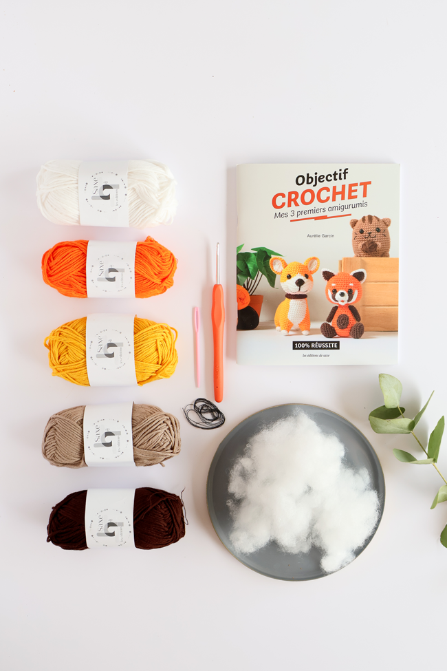 Kit Objectif Crochet avec pelotes de coton, crochet, rembourrage et livre explicatif pour réaliser ses 3 premiers amigurumis au crochet.