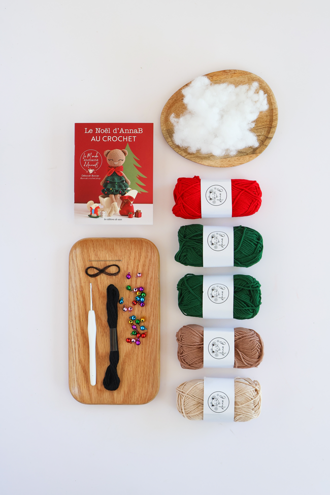 Contenu du coffret Le Noël d’AnnaB au crochet avec livret, pelotes de fil, rembourrage, crochet, fil noir et perles colorées