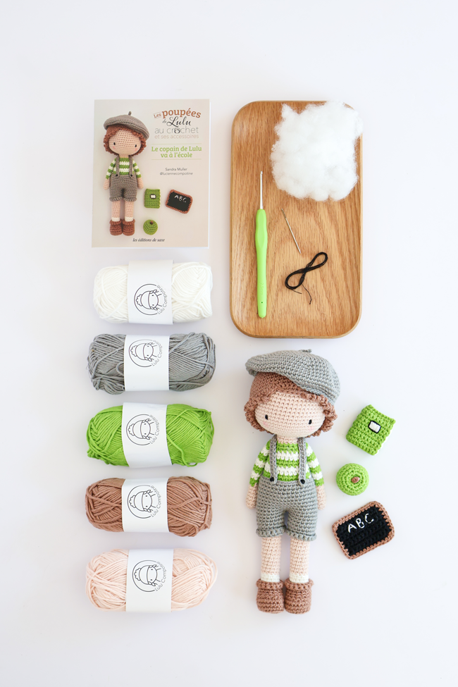 Contenu du coffret crochet Poupée Lulu au pays des champignons : fils, crochet, rembourrage, accessoires et poupée au crochet à réaliser – Éditions de Saxe