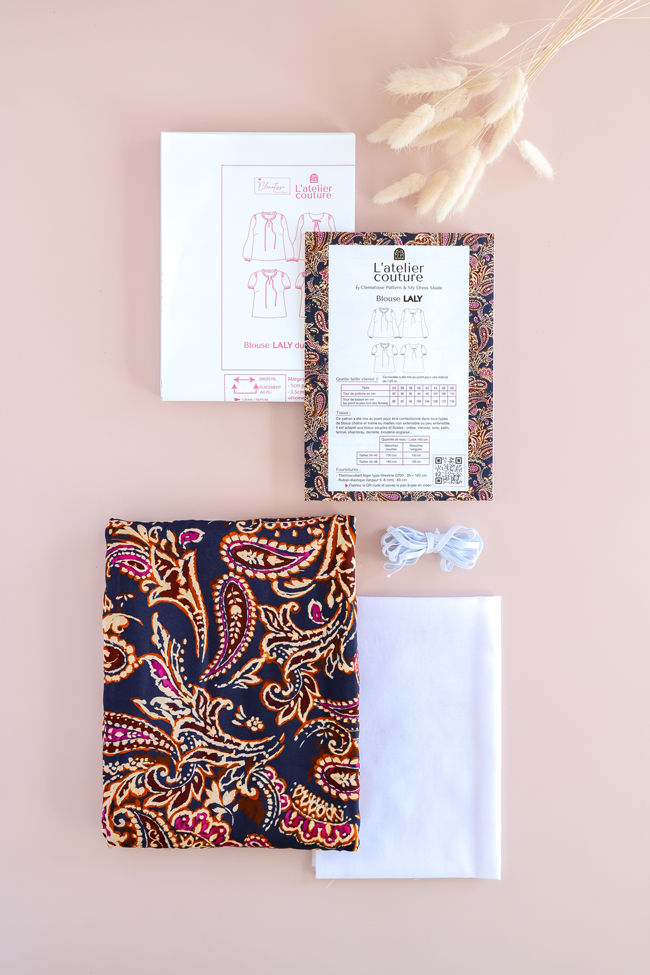 Coffret L’Atelier Couture – Blouse Laly Himaya avec patron, tissu, mercerie et fournitures de couture – Éditions de Saxe