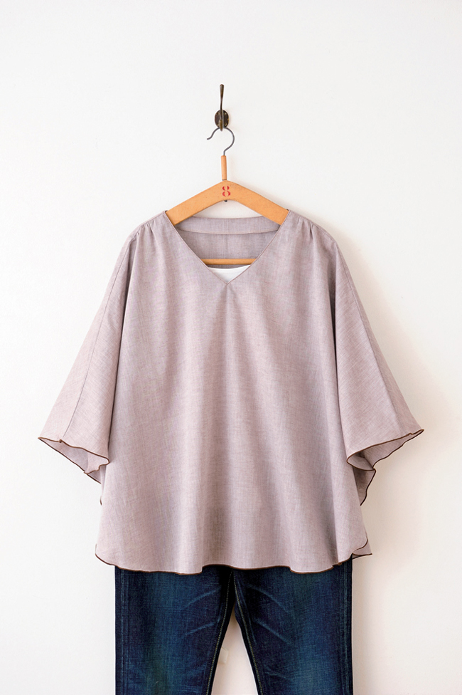 Blouse ample rose poudré à manches larges associée à un jean, modèle de couture féminin idéal pour confection de vêtements, mode casual et garde-robe handmade.