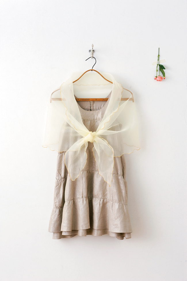 Robe légère enfant avec grand nœud en tulle et jupe volantée, suspendue sur cintre, idéale pour couture DIY, vêtements de cérémonie et créations textiles pour enfants.