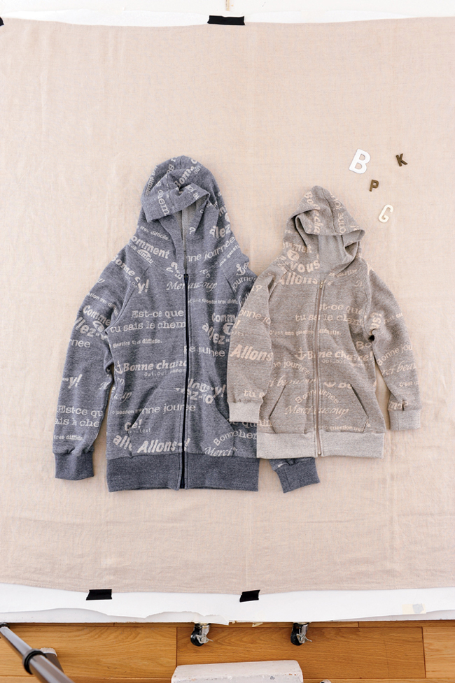 Sweats à capuche assortis pour enfant en tissu imprimé, présentés à plat, parfaits pour projets de couture DIY, vêtements confortables et mode enfantine.