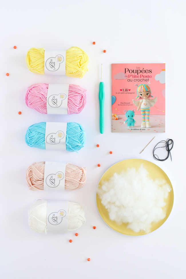 Kit crochet Poupées en Pica Pau au crochet avec pelotes de coton pastel, crochet, rembourrage et livre explicatif pour réaliser des poupées et personnages amigurumis.