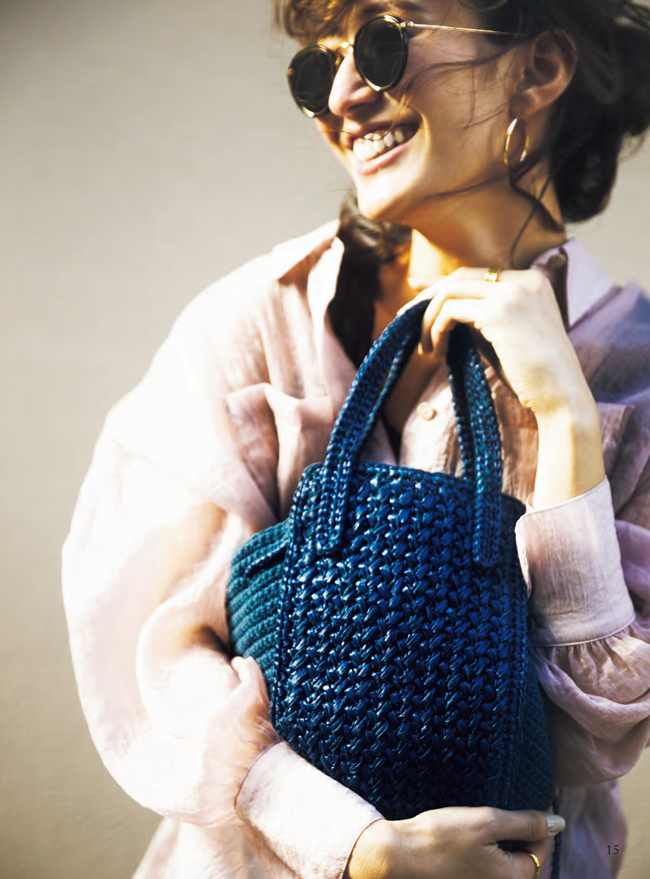 Petit sac cabas bleu en raphia crocheté porté à la main, création artisanale moderne idéale pour crochet DIY, accessoires mode, sac handmade et style estival tendance.