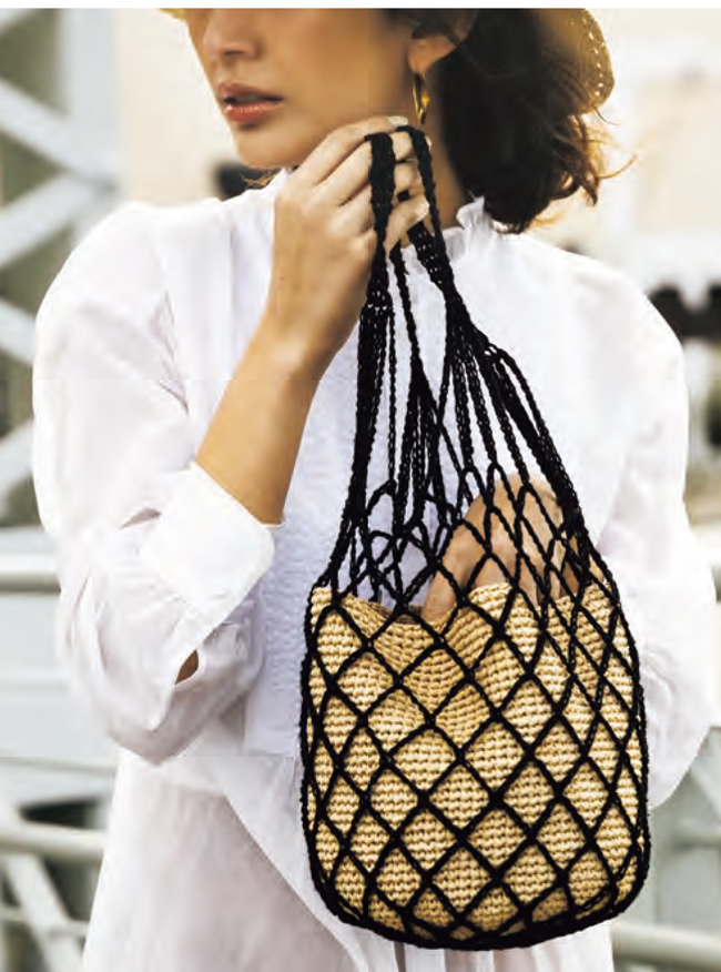 Sac filet noir crocheté porté à l’épaule, parfait pour transporter fruits et courses du quotidien, idéal pour crochet DIY, accessoires zéro déchet et mode écoresponsable.