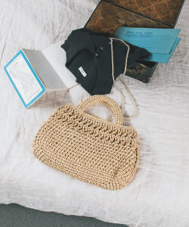 Sac en crochet raphia beige avec accessoires mode et carnet, création artisanale idéale pour crochet DIY, sac fait main, mode bohème et loisirs créatifs estivaux