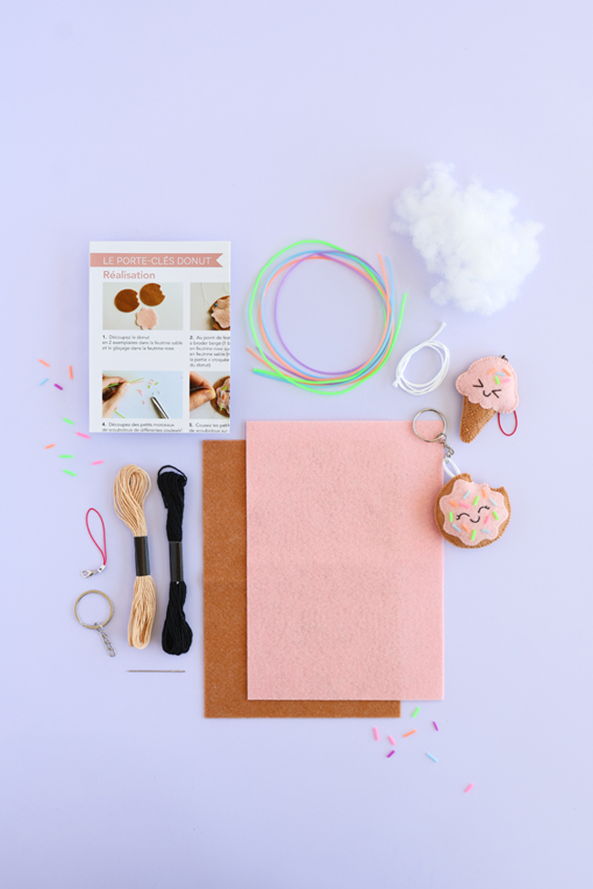 Kit créatif DIY avec fournitures de broderie et accessoires pastel : fils, anneaux, feutrine et porte-clés gourmands, idéal pour loisirs créatifs, broderie débutant, créations faites main et cadeaux personnalisés.