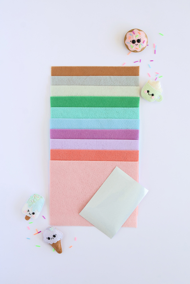 Feuilles de feutrine pastel multicolores avec accessoires décoratifs gourmands en forme de glace et donut, matériel créatif idéal pour loisirs créatifs DIY, couture feutrine, broderie, créations handmade et activités manuelles pour enfants.