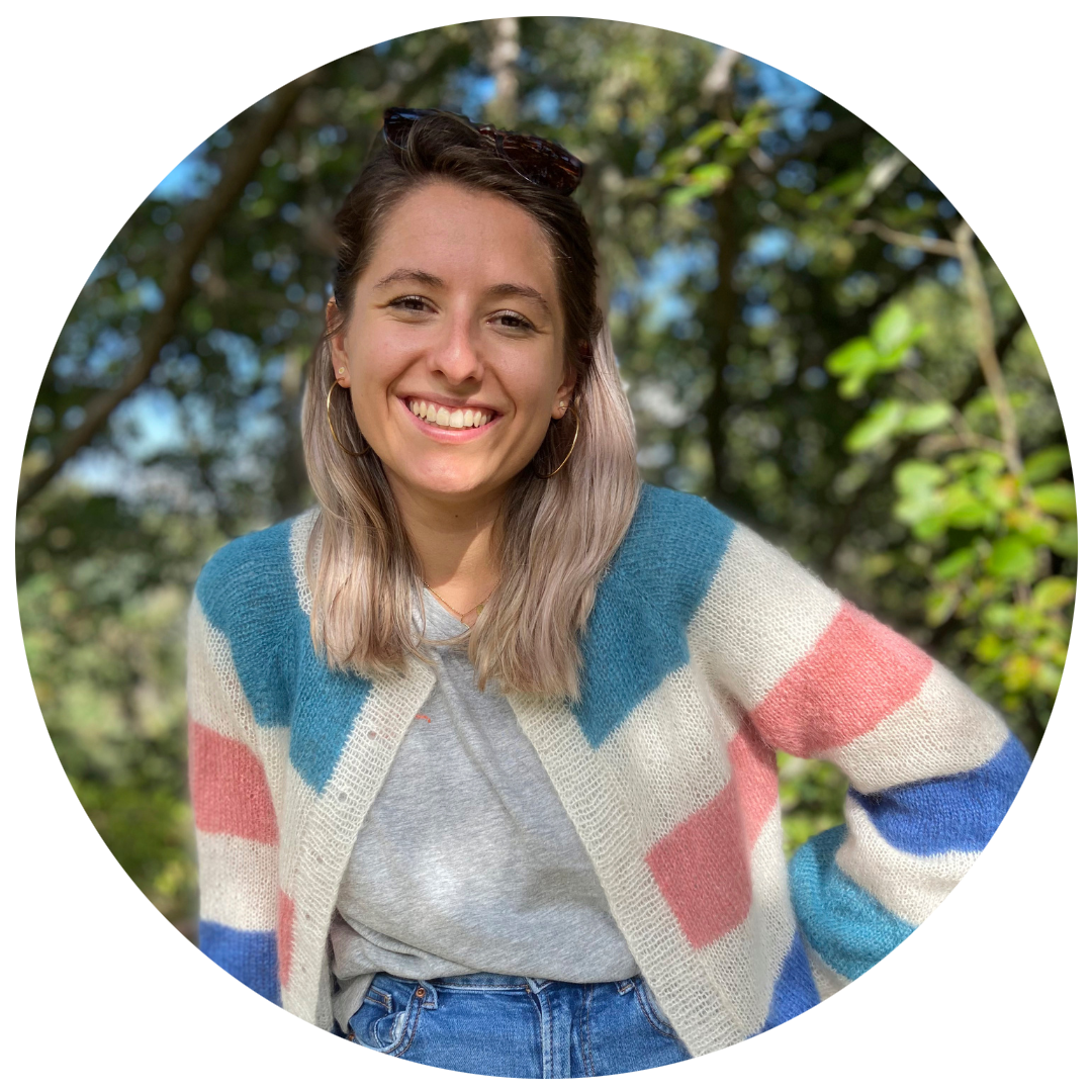 Portrait lifestyle d’une femme souriante en extérieur portant un cardigan tricoté coloré à rayures pastel, style casual et chaleureux, idéal pour mode féminine, tricot DIY, portrait naturel et inspiration slow fashion