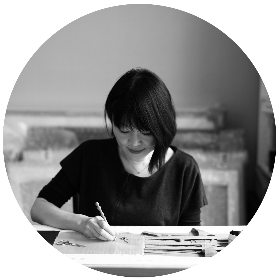 Portrait en noir et blanc d’une femme dessinant à son bureau, ambiance artistique et créative, idéal pour portrait d’artiste, illustration, créativité, entrepreneuriat féminin et univers lifestyle inspirant
