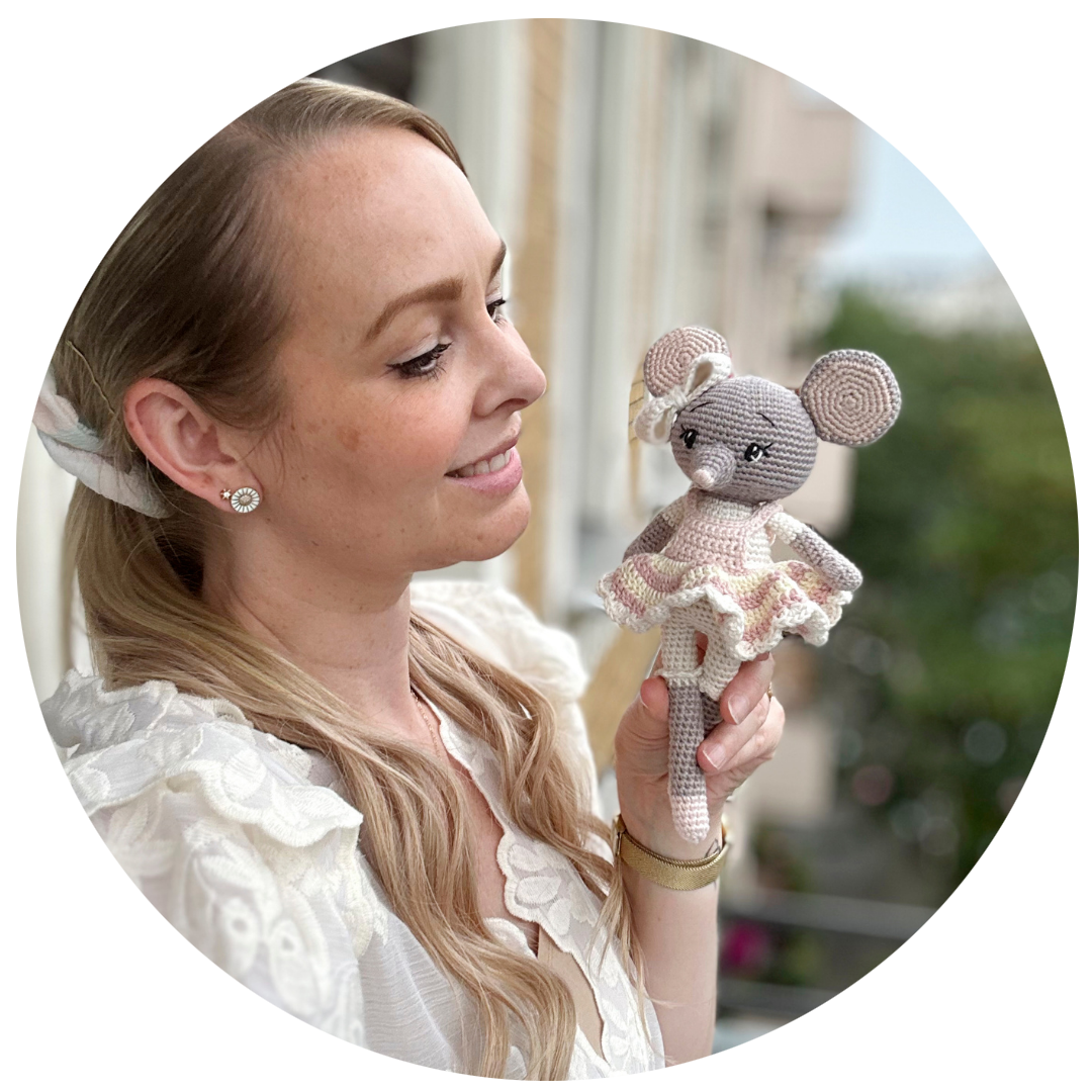 Portrait lifestyle d’une femme blonde souriante tenant une souris amigurumi crochetée avec robe pastel, création artisanale délicate idéale pour crochet DIY, poupées faites main, univers kawaii et loisirs créatifs handmade