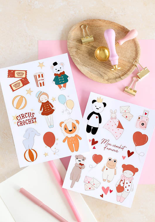Illustrations kawaii et stickers créatifs sur le thème du crochet et du cirque avec animaux mignons, papeterie pastel et accessoires DIY, idéals pour scrapbooking, loisirs créatifs, journaling et univers enfantin handmade