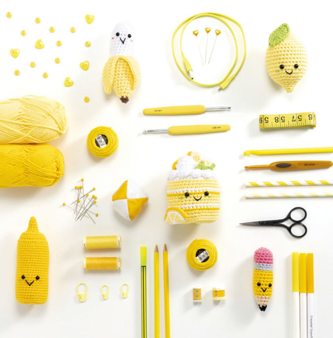 Kit crochet aux tons jaunes avec amigurumis gourmands (citron, bouteille, cupcake et glace), accompagné de pelotes, crochets et accessoires de mercerie, idéal pour crochet DIY, loisirs créatifs et créations kawaii.