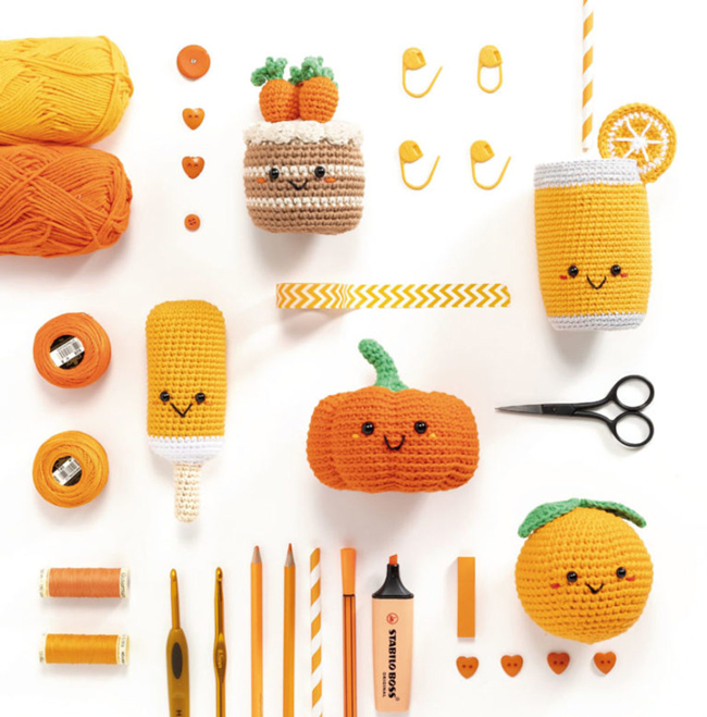 Kit crochet aux couleurs orange et jaune avec amigurumis de fruits, légumes, glace et boisson, accompagné de matériel de crochet, idéal pour loisirs créatifs, crochet DIY et créations gourmandes faites main.