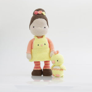 Poupée amigurumi crochetée avec robe jaune et petit poussin assorti, création handmade idéale pour crochet DIY, jouets faits main et univers kawaii enfantin
