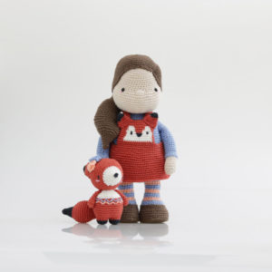 Poupée amigurumi crochetée avec petit renard en peluche, création artisanale mignonne idéale pour crochet DIY, jouets faits main et loisirs créatifs enfantins