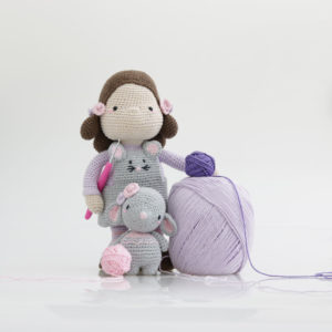 Poupée amigurumi crochetée avec accessoires pastel et pelote violette, univers kawaii et créatif idéal pour crochet DIY, amigurumi et décoration handmade