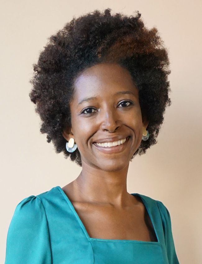 Portrait d’une femme souriante aux cheveux afro portant une robe turquoise, style élégant et naturel, idéal pour portrait lifestyle, beauté naturelle, mode féminine et diversité culturelle