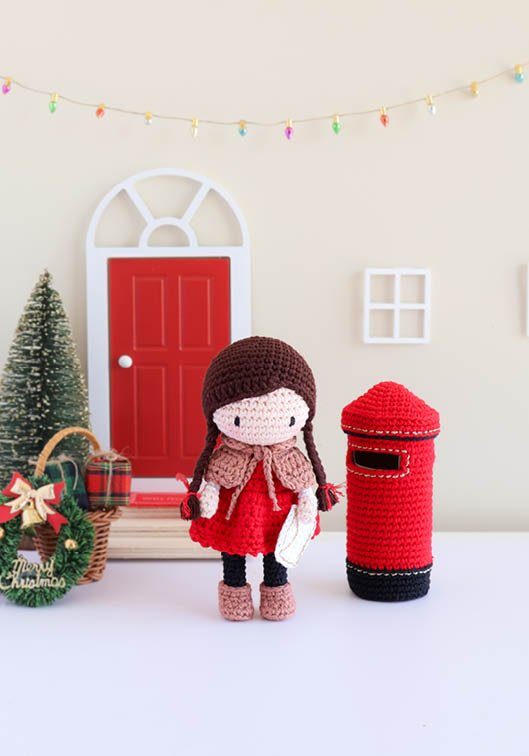 Poupée amigurumi crochetée en tenue rouge de Noël avec boîte aux lettres assortie, décor festif miniature idéal pour crochet DIY, décoration de Noël, loisirs créatifs et créations faites main kawaii