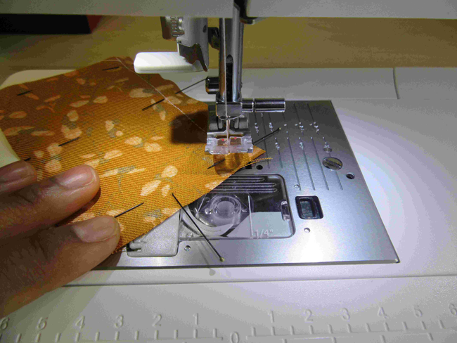 Machine à coudre en action assemblant un tissu imprimé jaune, étape de couture DIY idéale pour confection textile, apprentissage couture, création de vêtements et loisirs créatifs maison