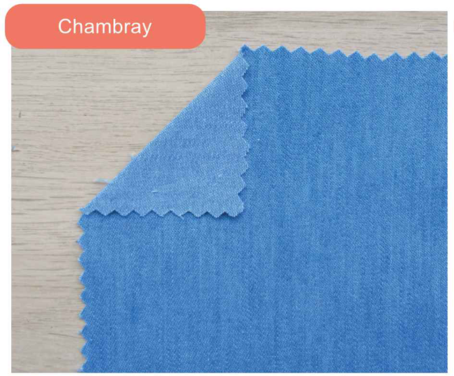 Tissu chambray bleu uni avec échantillon plié et bords crantés, idéal pour couture DIY, confection de vêtements, chemises, accessoires textiles et loisirs créatifs couture