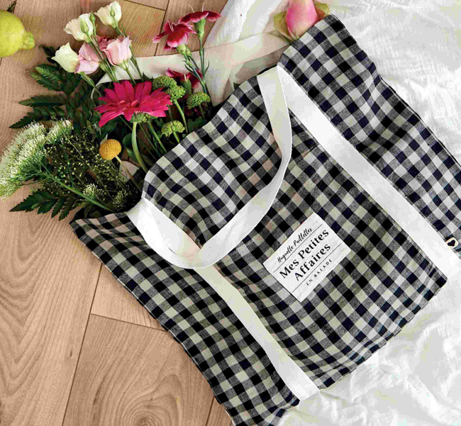 Tote bag à carreaux vichy noir et blanc rempli de fleurs fraîches, accessoire textile fait main idéal pour couture DIY, mode écoresponsable, sac cabas tendance et lifestyle créatif