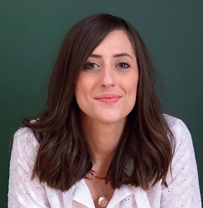 Portrait d’une femme brune souriante aux cheveux mi-longs portant une blouse blanche, style naturel et professionnel, idéal pour portrait lifestyle, entrepreneuriat féminin, beauté naturelle et photo corporate moderne