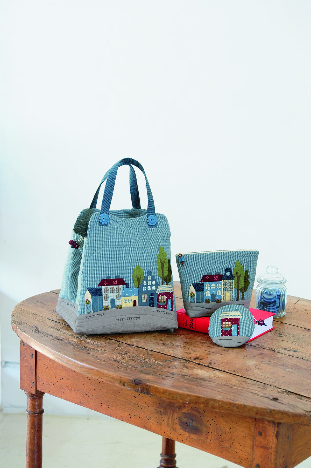 Sac, pochette et porte-monnaie « Maisons » © 2016 Boutique-sha, Inc. / Photo : Ritsuko Fujita