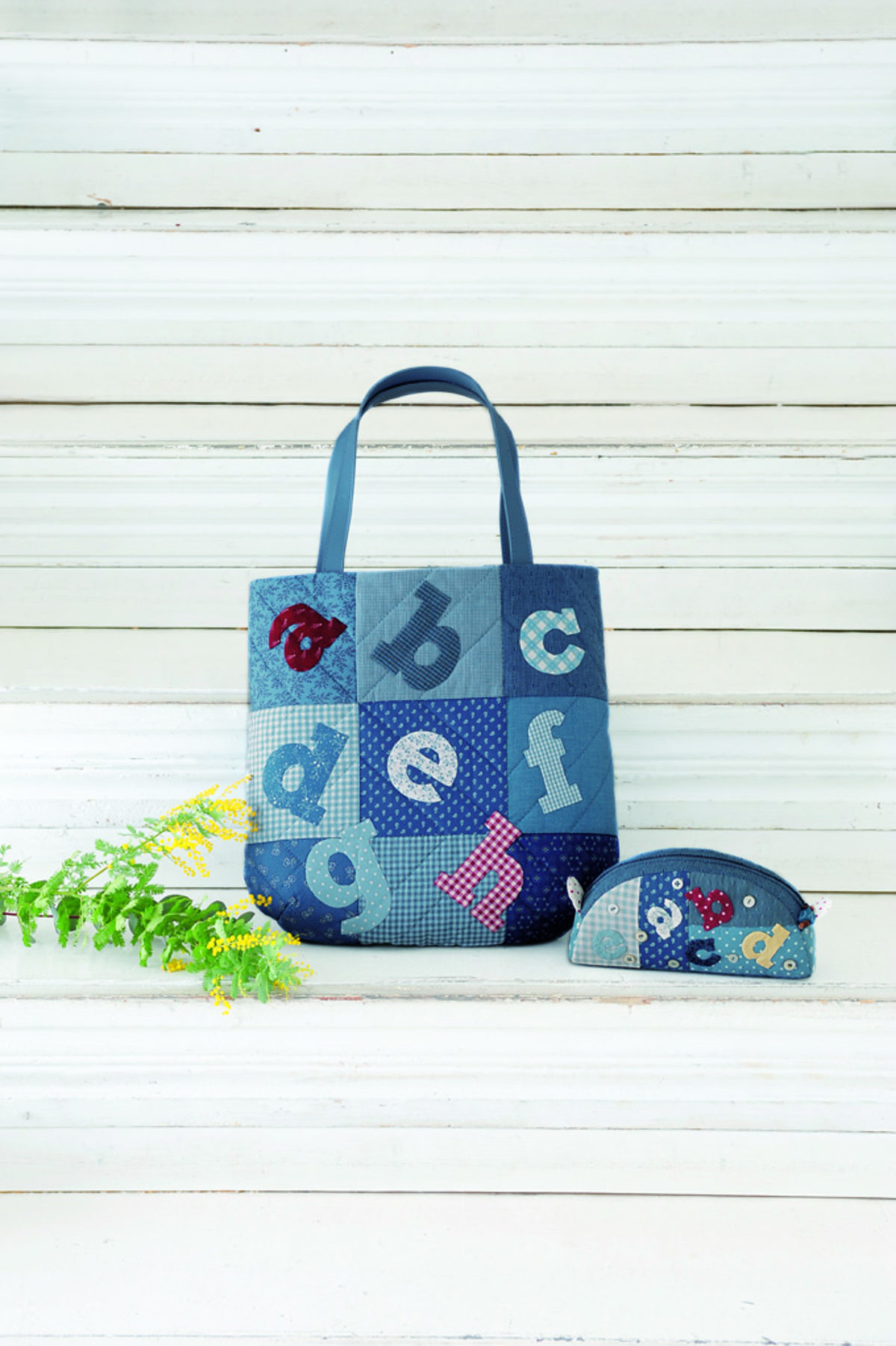 Sac et pochette « Alphabet » © 2016 Boutique-sha, Inc. / Photo : Ritsuko Fujita