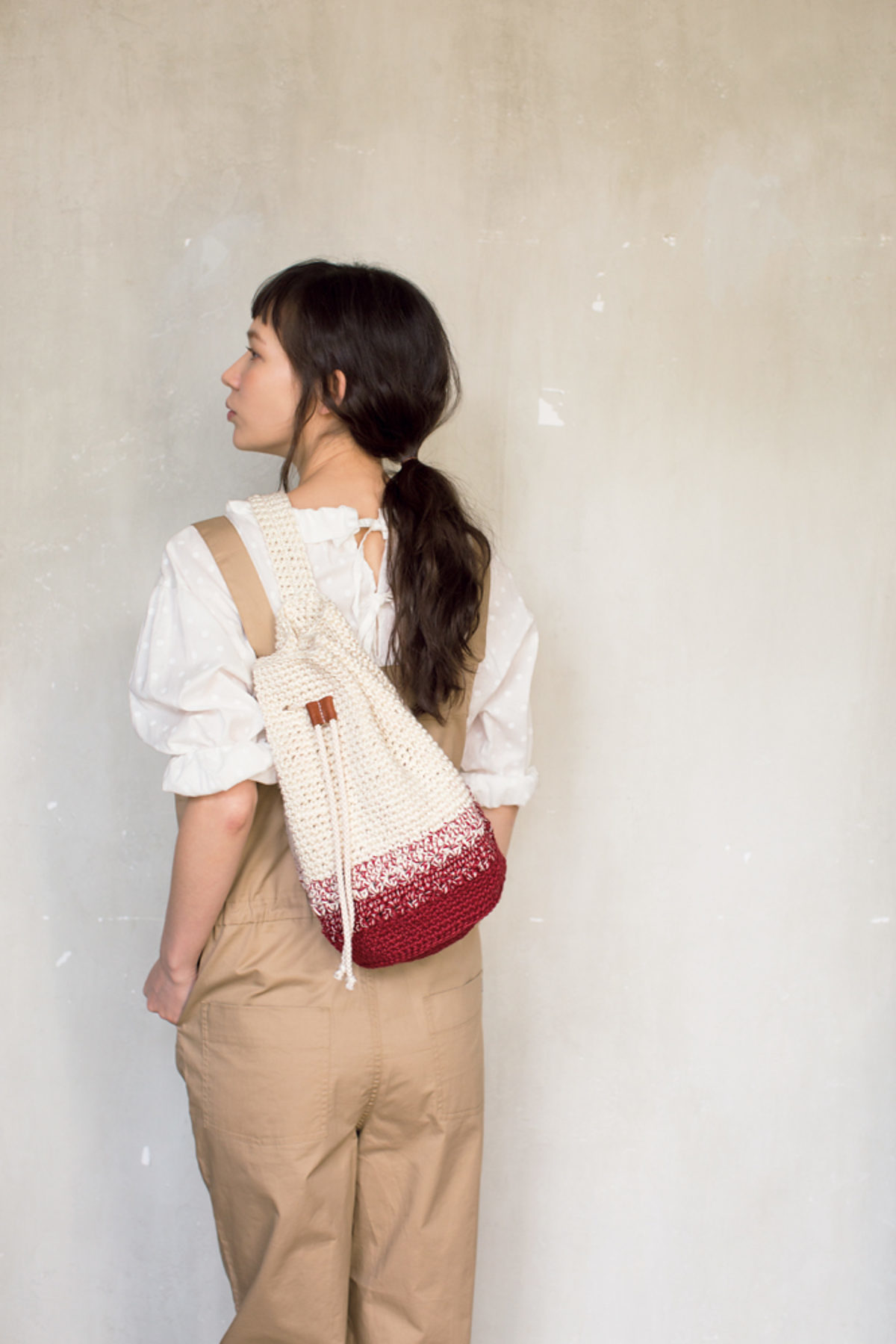 Sac à dos bicolore © NIHON VOGUE-SHA 2017/ photographe : Yukari Shirai